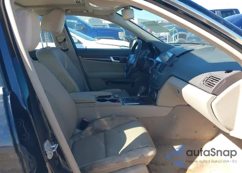 2011 Mercedes-Benz C 300 Luxury/Sport z USA, uszkodzony, nr VIN WDDGF5EB5BA468653